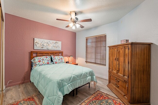 Building Photo - ATTRACTIVE  WEST CENTRAL 2 BEDROOM HOME W/...