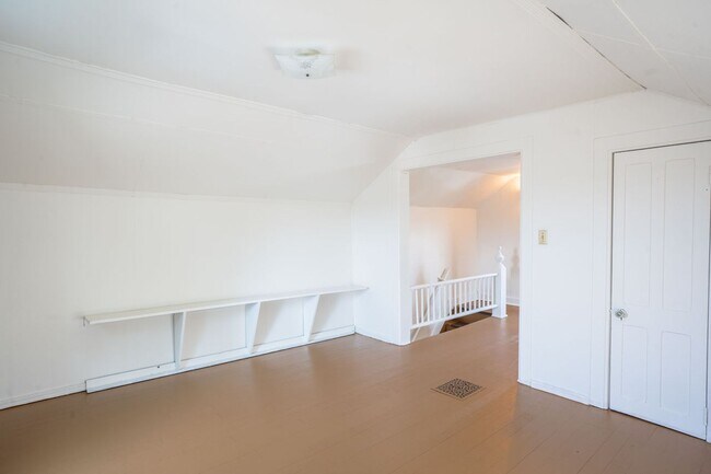 Building Photo - 1227 Green Bay St