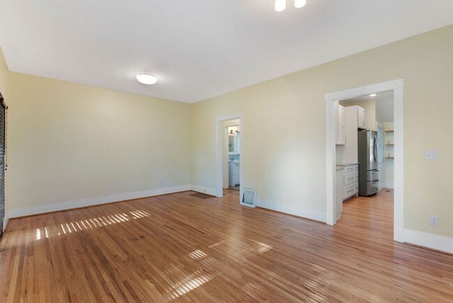 Building Photo - 2 Bedroom 1 Bath Duplex