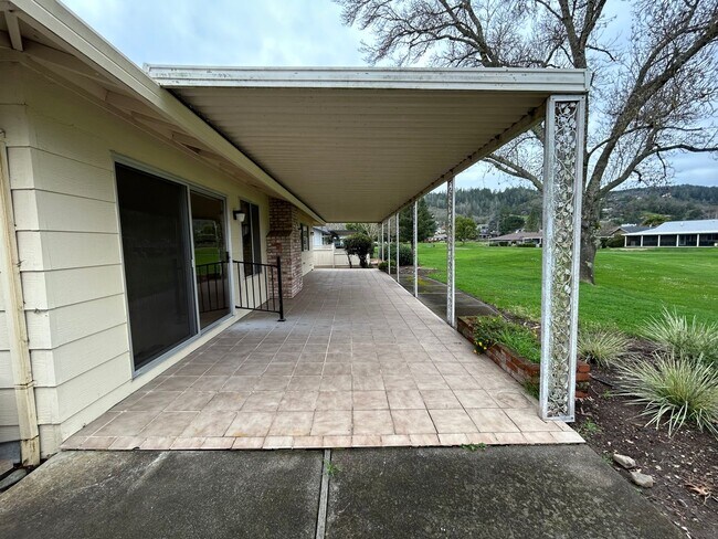 Building Photo - Charming 3bd/2ba Golf Course in Oakmont!