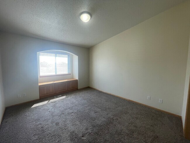 Building Photo - Beautiful West Fargo Twinhome