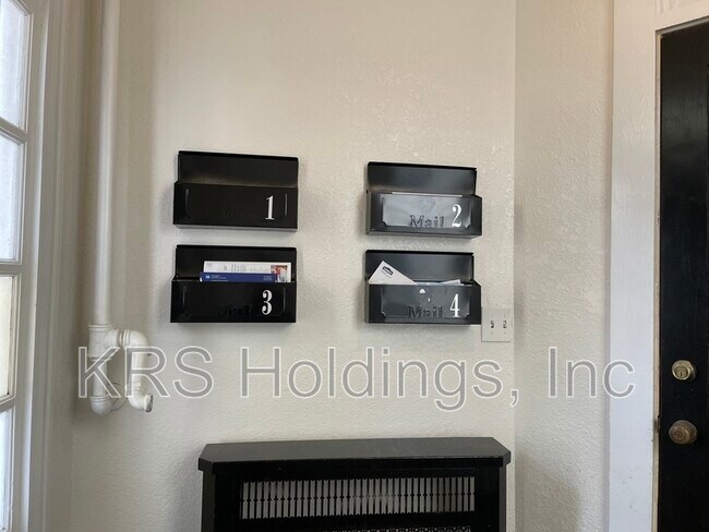 Building Photo - 423 London St