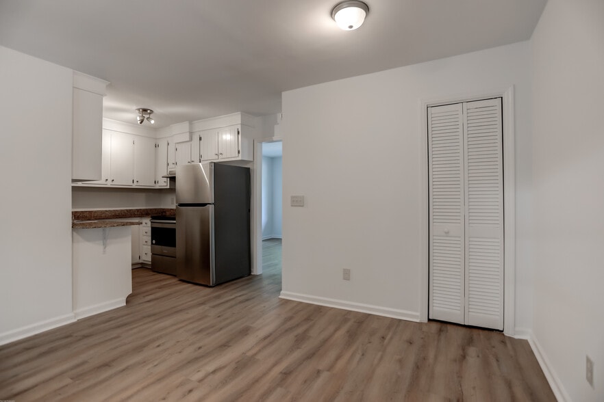 Building Photo - 1618 Poinsettia Rd