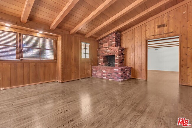 Building Photo - 9322 Lasaine Ave