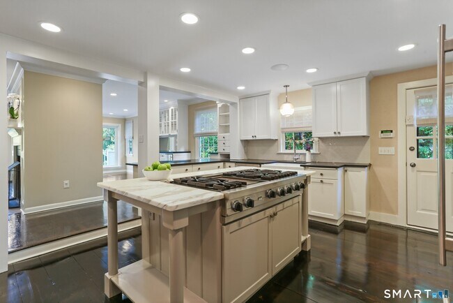 Building Photo - 890 Silvermine Rd