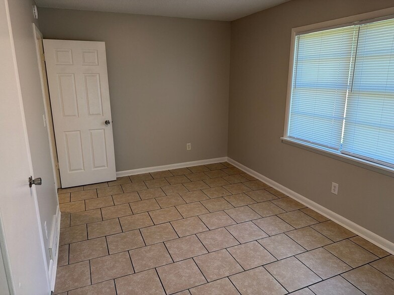 Building Photo - 72 Briarcliff Dr