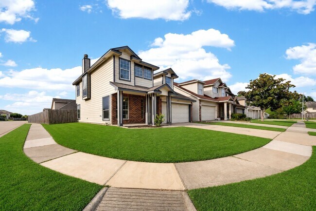 Building Photo - 15014 Middle Oaks Blvd