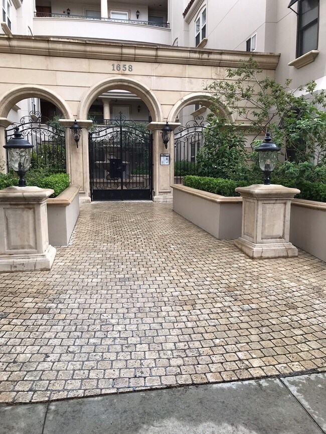 Building Photo - 1658 Camden Ave