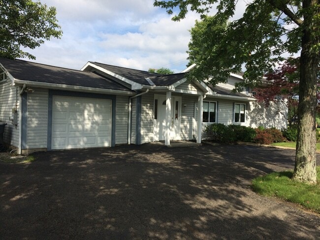 Building Photo - 143 Robinhood Dr