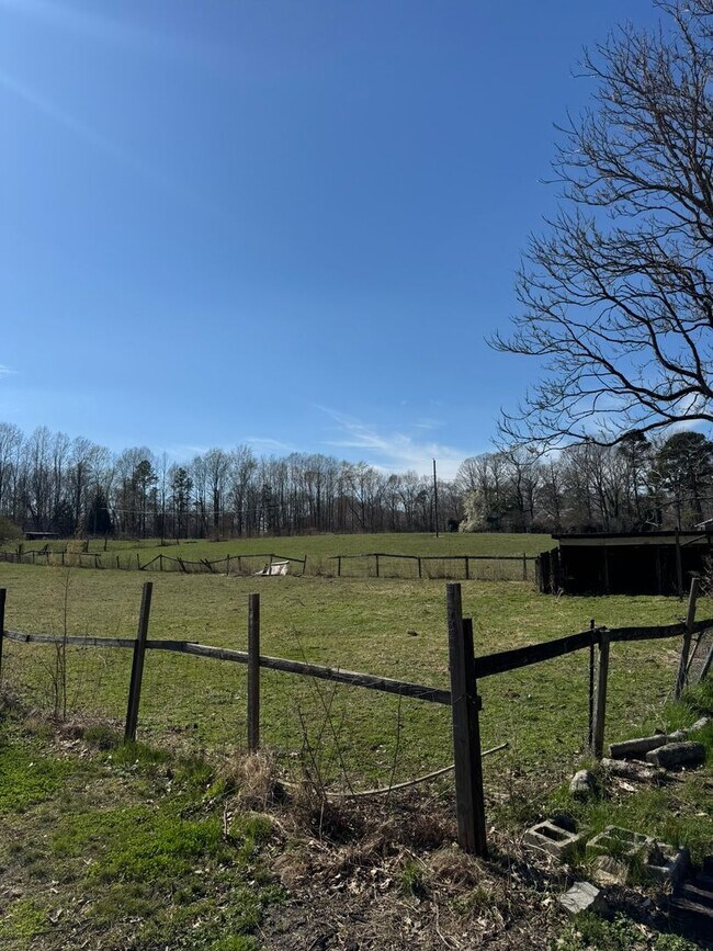 Building Photo - Fully Renovated Secluded 3 Bedroom Rancher!