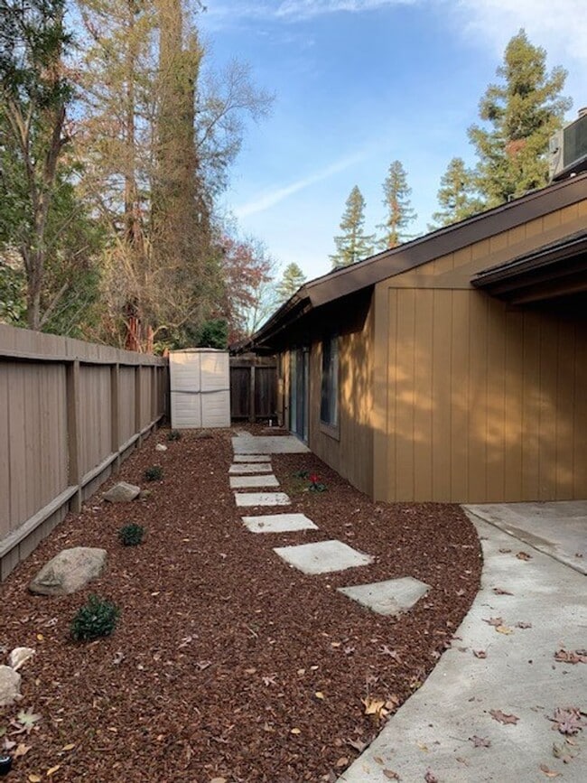 Building Photo - Spacious Bullard Area condo, recently upda...