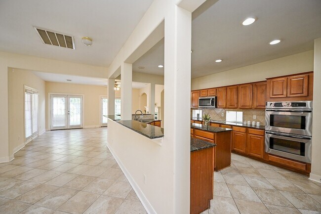 Building Photo - 1547 Lakeside Enclave Dr