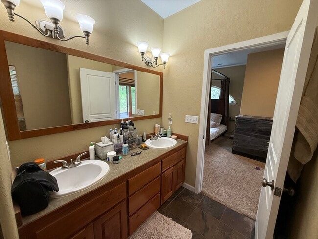 Building Photo - Spacious 4 Bed 3.5 Bath Home in Frenchtown!