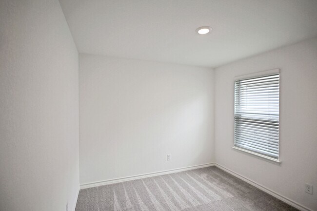 Building Photo - 951 Bluegrass Pt