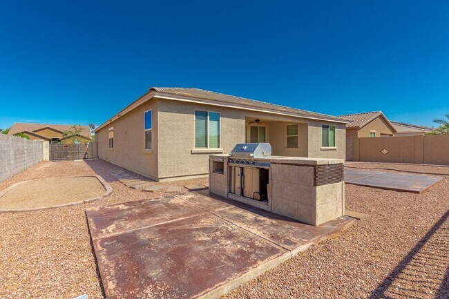 Building Photo - Beautiful 4 bedroom 2.5 bathroom home with large open floorplan in Queen Creek!