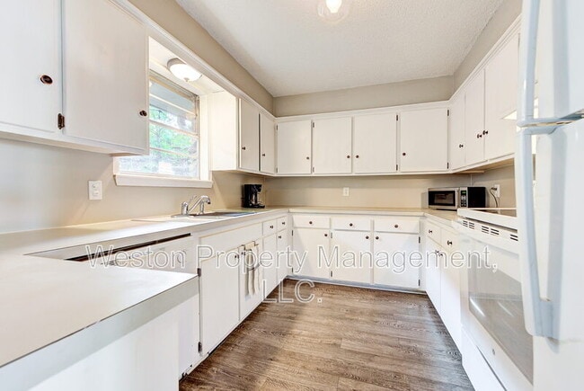 Building Photo - 4104 Mason Dr