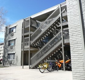 Building Photo - Creekside