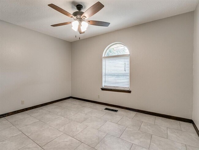 Building Photo - 1213 Westbrooke Terrace