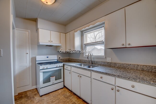 Building Photo - 7005 Broadway