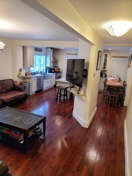 Building Photo - 183 Main St