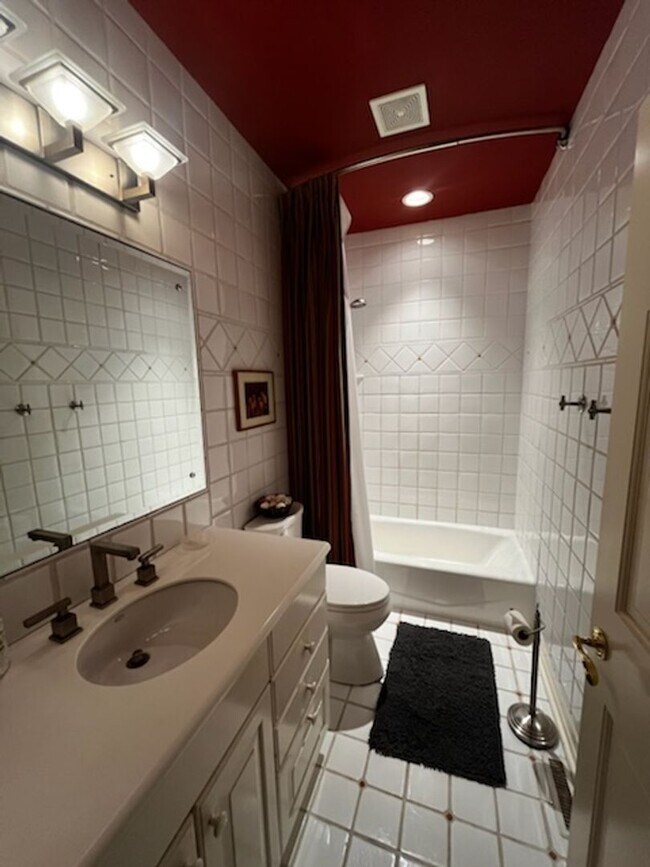 Building Photo - Stunning Custom Built Home with ALL Utilit...
