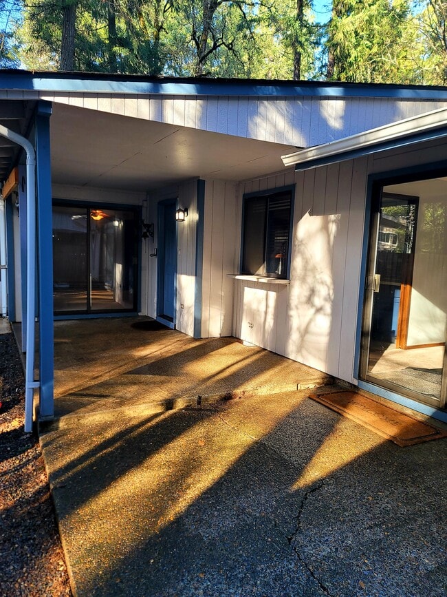 Building Photo - 18220 SW Pheasant Ln