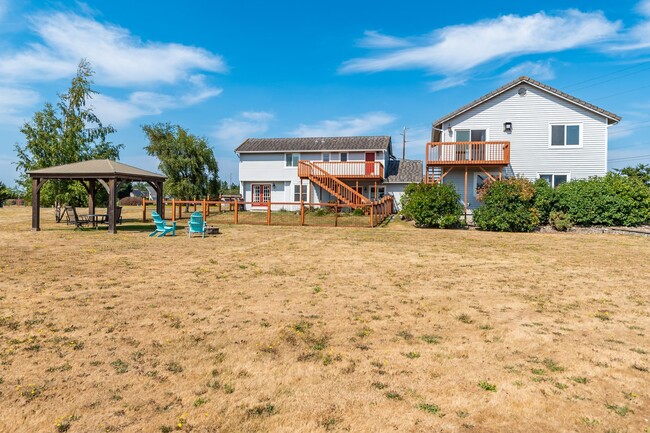 Building Photo - Rare Coupeville Property! Main House and D...