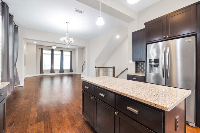 Building Photo - 5451 Larkin St