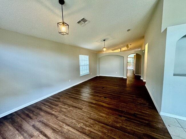 Building Photo - Spacious 4/2 Available for Rent.