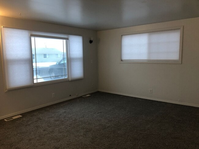 Building Photo - 2 Bedroom home with detached Office/Room.