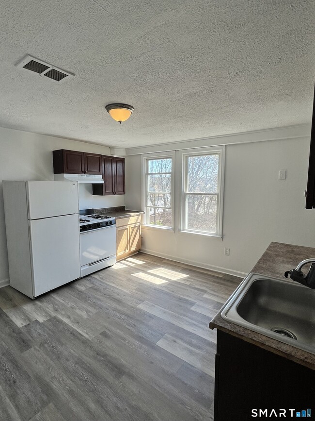 Building Photo - 192 Wakelee Ave