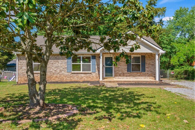 Building Photo - Charming Brick Ranch with Spacious Living Areas & Beautiful Bay Window Views!