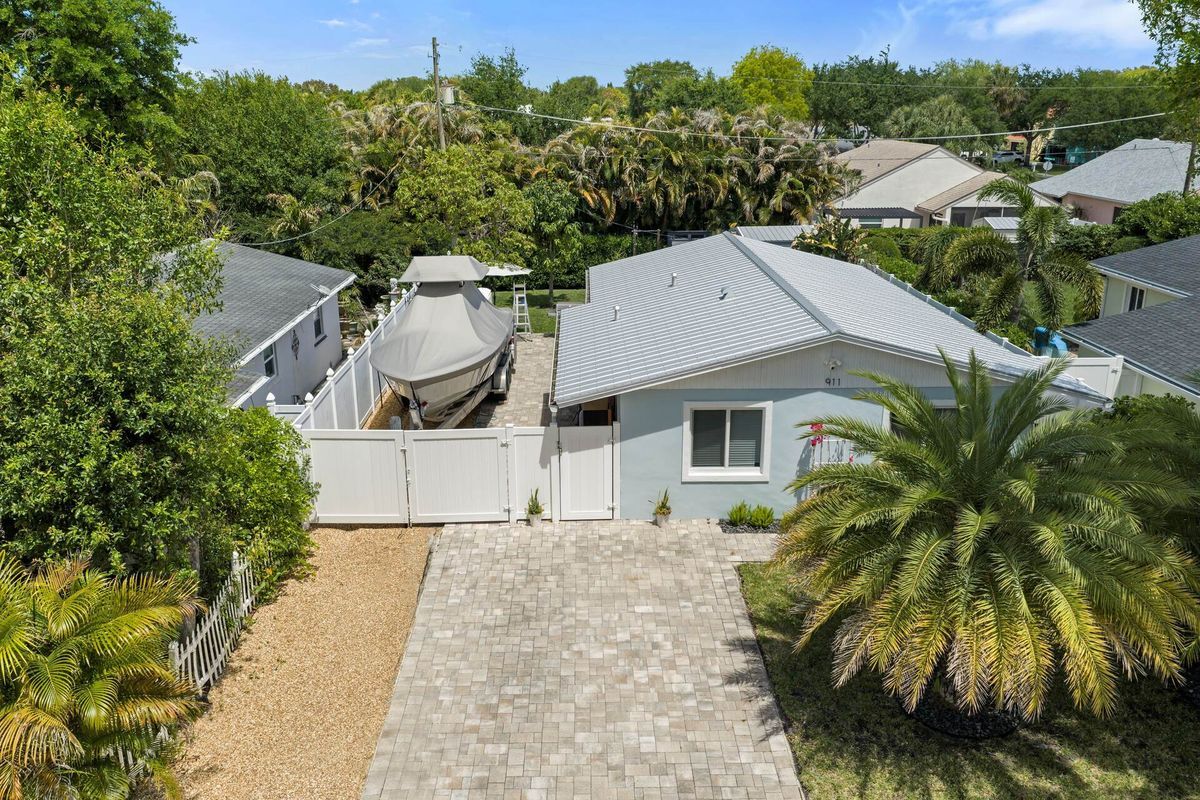 Building Photo - 911 W Hawie St