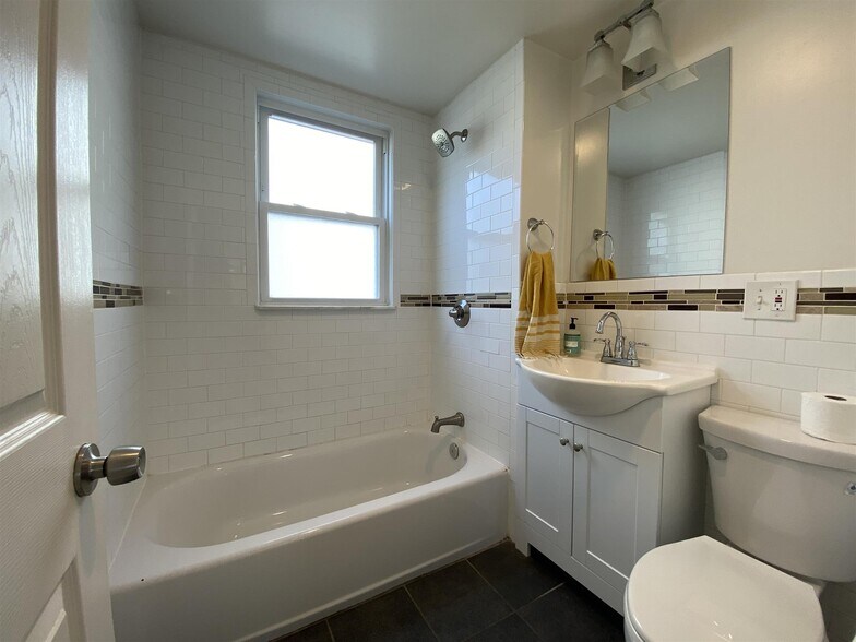 Building Photo - 22 Rice St