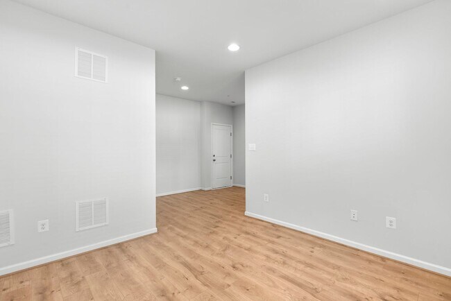 Building Photo - 3 Bed 2.5 Bath - Clarksburg Townhouse - Attached 2 Car Garage