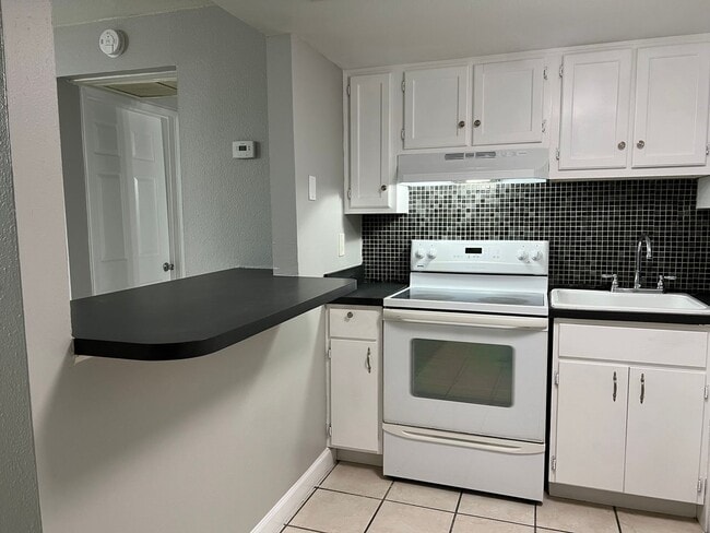 Building Photo - Altamonte Springs 1/1 Condo ~ Lakefront Community ~ Great Amenities!!