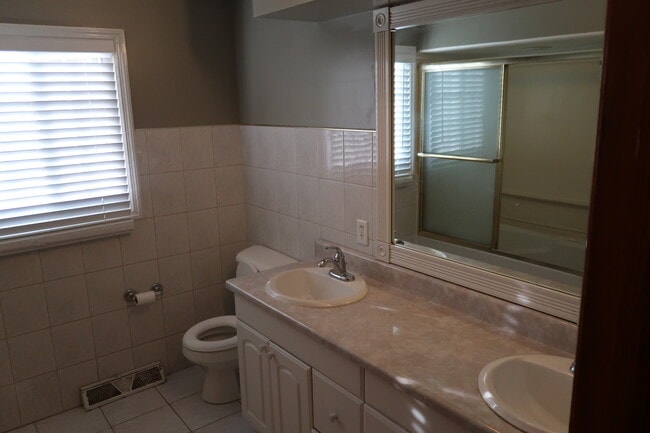 Building Photo - 1842 Gentian Dr SE