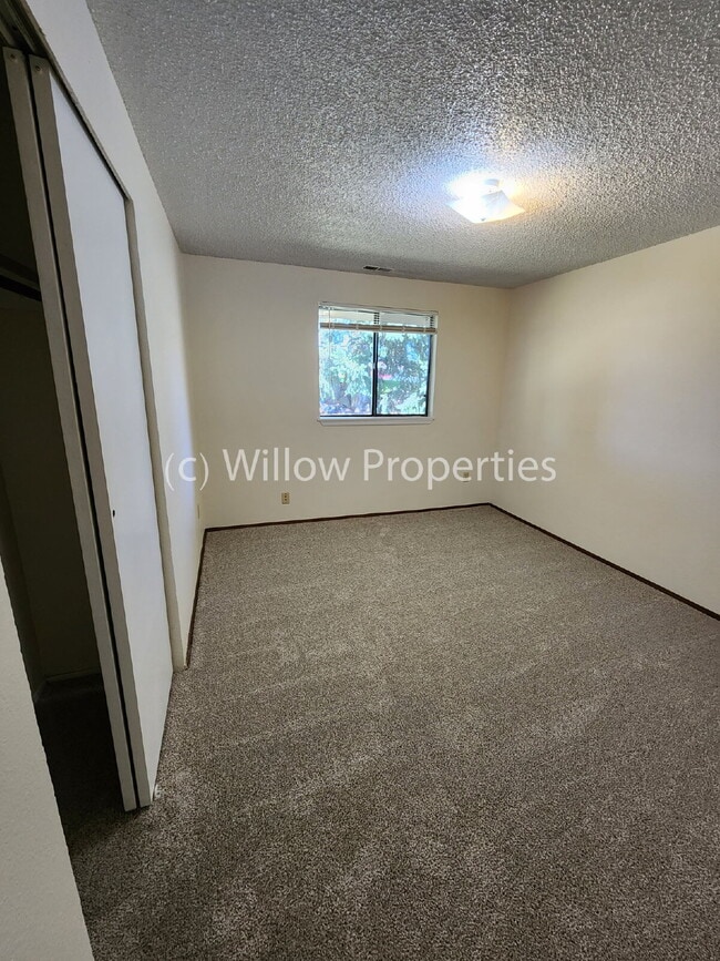 Building Photo - Spacious Two Bedroom Duplex