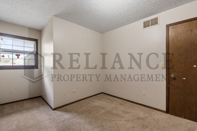 Building Photo - 2241 S White Oak Dr