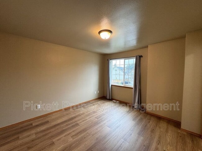 Building Photo - 136 NE Miramar Cir