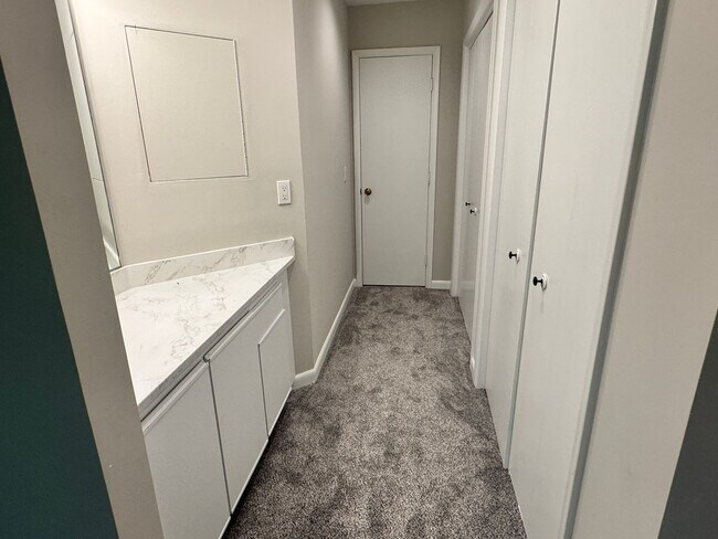 Building Photo - 1 Bedroom, 1 Bathroom Townhouse in High Point!
