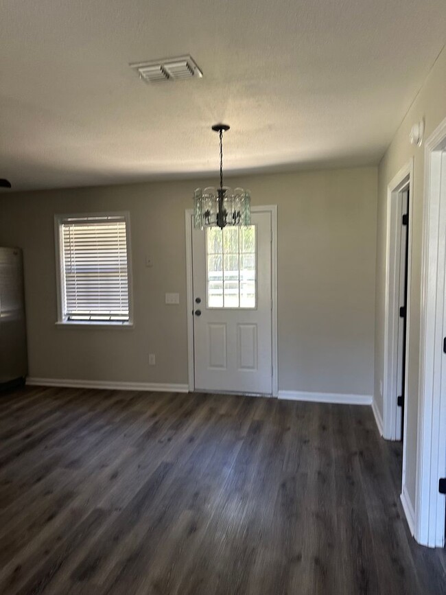 Building Photo - Newly Remodeled 4-Bedroom  Home