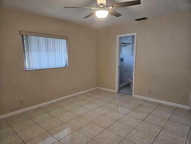 Building Photo - 7910 NW 70th Ct