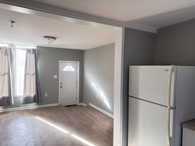 Building Photo - 1004 W Lombard St