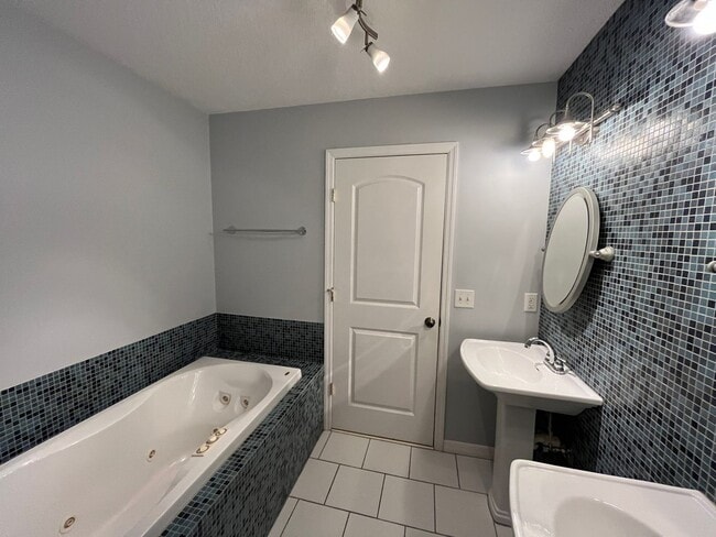 Building Photo - 3 Bedroom, 2 Bath home w/2 Car Garage on 5...