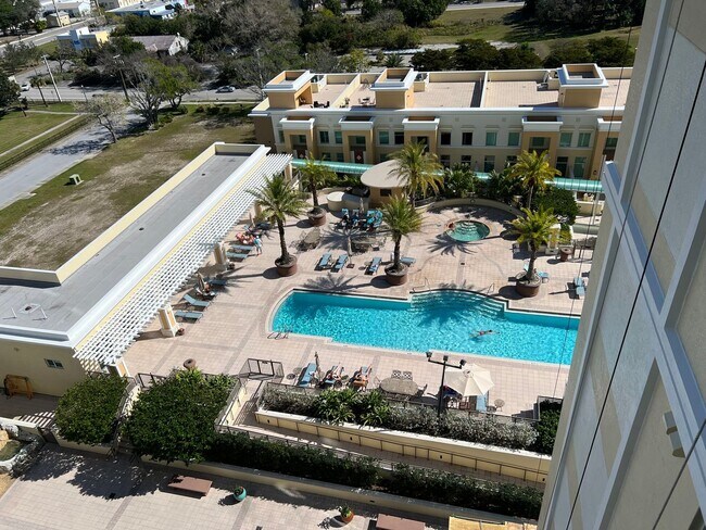 Building Photo - Annual Turnkey Ground floor Furnished Condo in downtown Sarasota