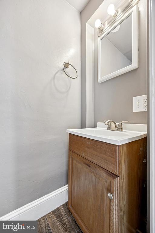 Building Photo - 437 Roxborough Ave