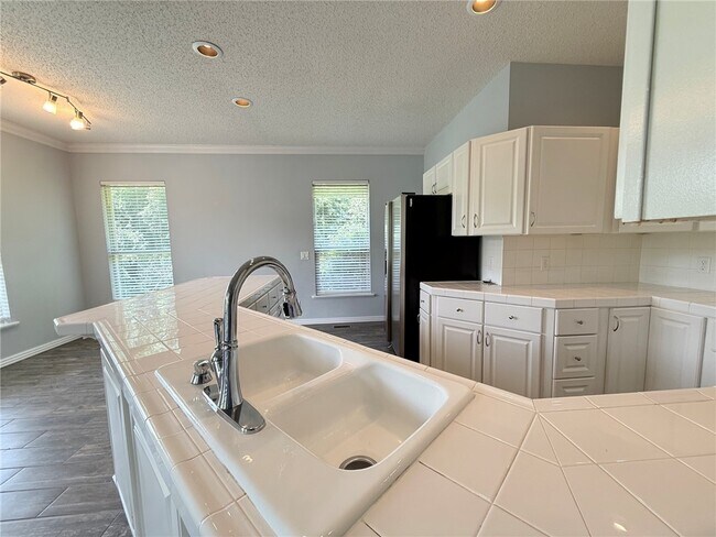 Building Photo - 18033 Broadview Dr