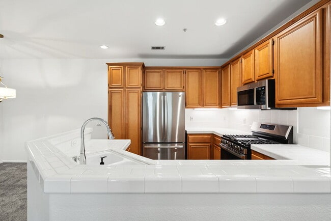 Building Photo - "Luxurious 2-Bed Condo Retreat with Fireplace & Pool Oasis in Ventura!"