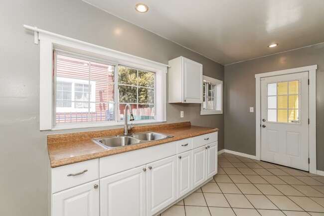 Building Photo - Beautiful 1918 Oakland Home!!